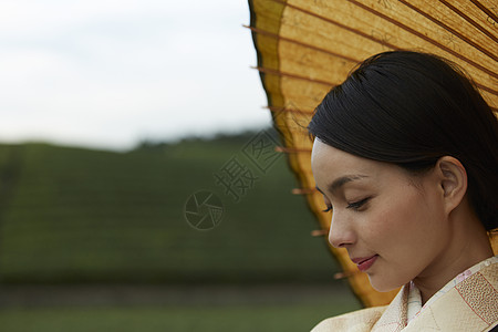 侧脸眼向下看日本风格黄昏和服女肖像背景