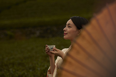 品茶的优雅和服女子图片