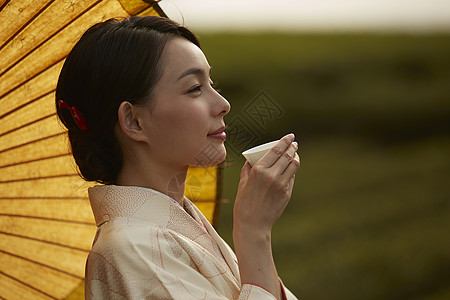 品茶的优雅和服女子图片