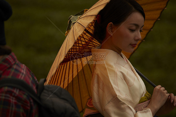 品茶的优雅和服女子图片