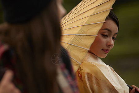 参观茶园的女子与和服女子擦肩而过图片