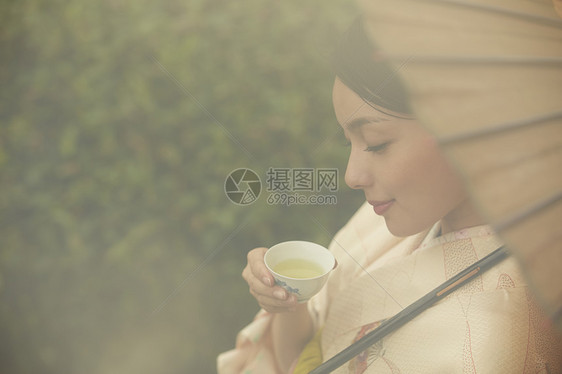 穿着和服的女子在茶园图片