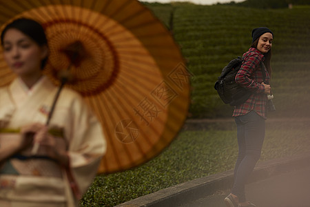 旅行者和和服妇女互相通过图片