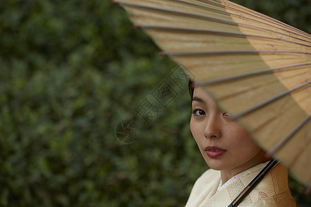 在茶园穿和服的优雅女子图片