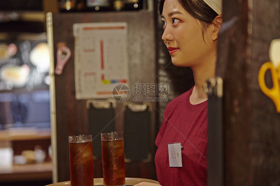 居酒屋服务员形象图片