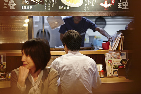 居酒屋吃饭的人图片