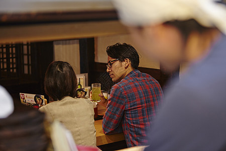 居酒屋吃饭的情侣图片