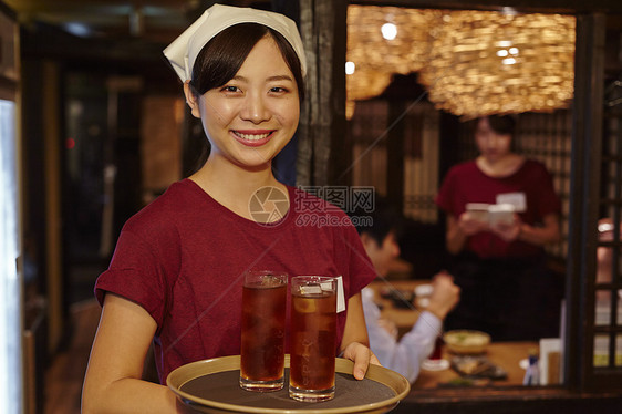 居酒屋服务员形象图片