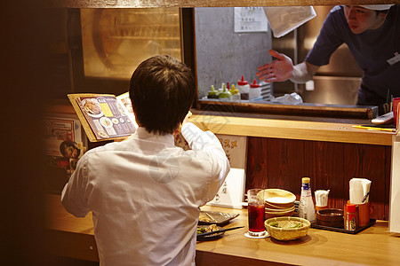 居酒屋点餐男士背影图片