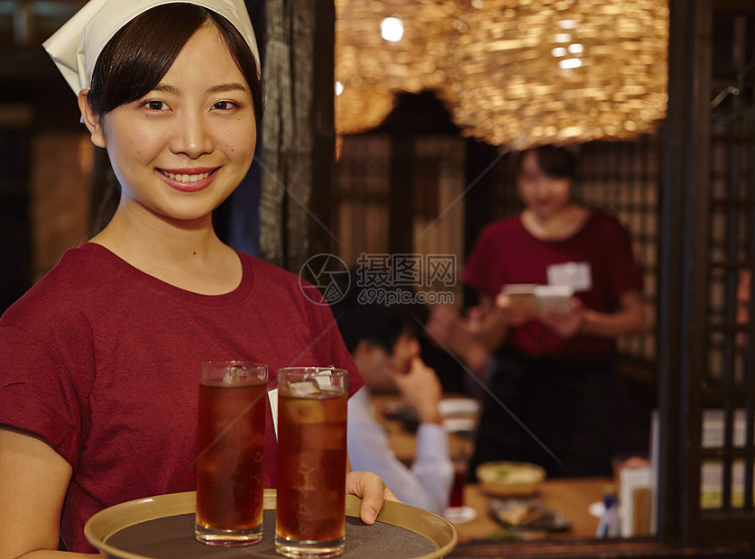 居酒屋服务员端盘图片