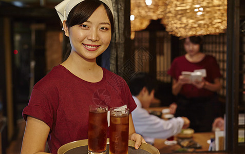 居酒屋服务员端盘图片