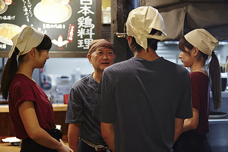 居酒屋服务员与厨师休息聊天图片