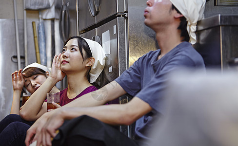 居酒屋服务员后厨休息图片