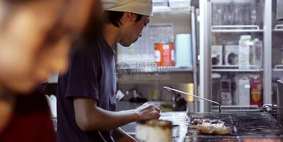 居酒屋厨师制作料理图片