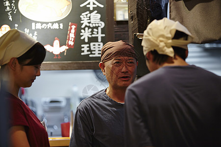 在居酒屋上班的青年男女图片