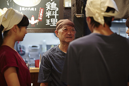 在居酒屋上班的青年男女图片