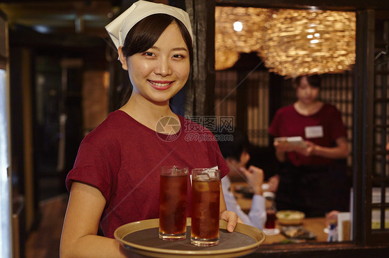 在居酒屋打工的女人图片