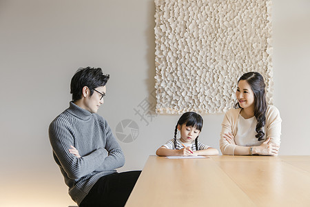 一家三口坐在客厅桌前图片