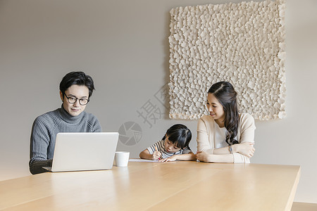 一家三口坐在客厅桌前图片
