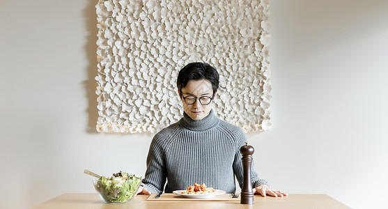 中年男人在家一个人吃午餐图片