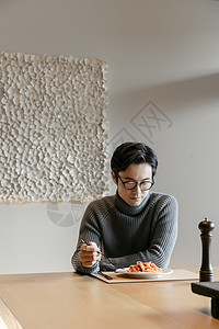 中年男子在家平静吃午餐图片