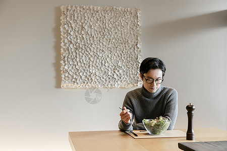 成熟男人居家一人食背景图片