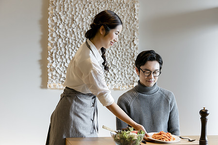 一个女人为丈夫准备饭菜图片