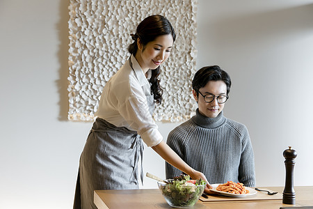 一个女人为丈夫准备饭菜图片