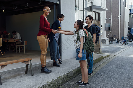 女孩高兴的和邻居亲切问候背景图片