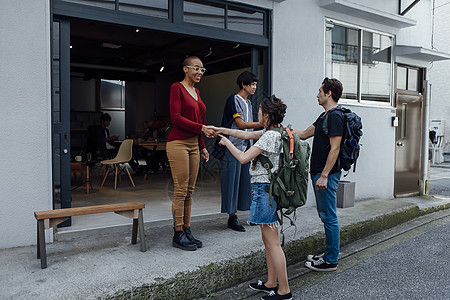 女孩高兴的和邻居亲切问候图片素材
