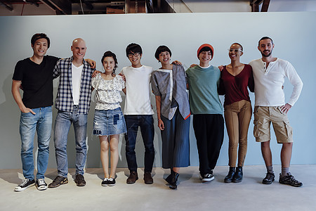 女生正面8人合影正面肖像照背景