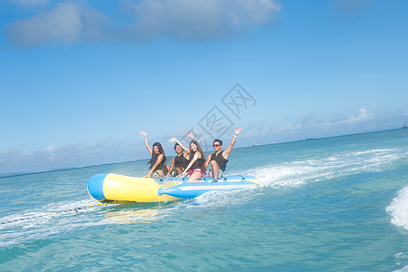 享受假期香蕉船的人图片