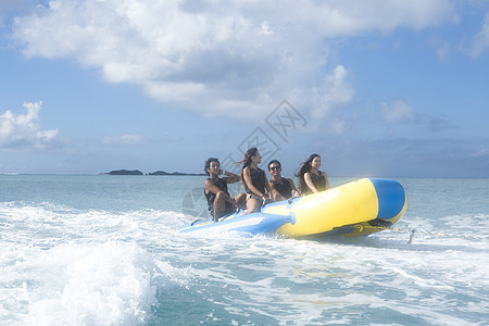 女生享受假期香蕉船图片