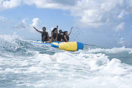 海浪旅行者享受假期香蕉船图片