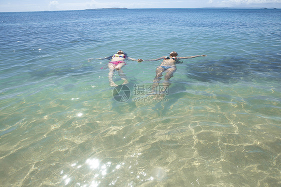 年轻少女浮在海里享受快乐图片