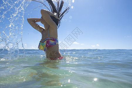 年轻少女从海里出来的一瞬间图片