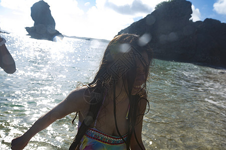 海边享受沐浴阳光的少女图片