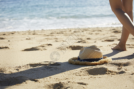 海滩上的少女走向海边特写图片
