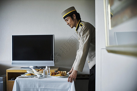 酒店客房服务员准备早餐图片