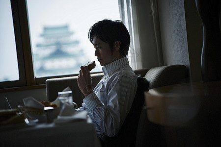 在酒店房间里吃早餐的办公人士图片