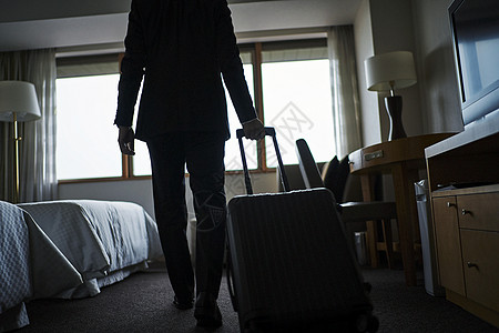 西装男生背影图片