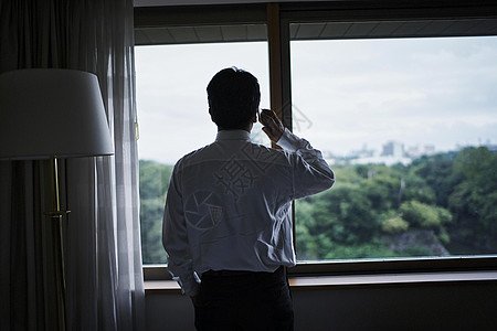 出差反馈报告ppt模版穿着西装的男人眺望窗外背景