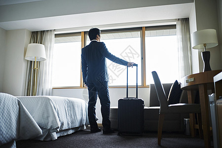 男子旅游背影图片