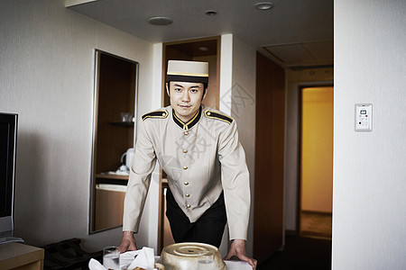 酒店客房服务人员送早餐进房间图片