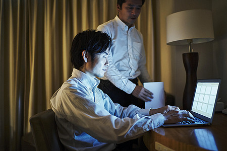 酒店内两个商人工作的肖像高清图片
