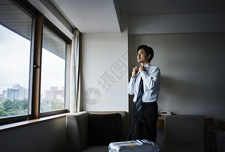 酒店内整理领带的商务男士图片