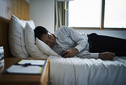 在旅馆疲惫休息的商人图片