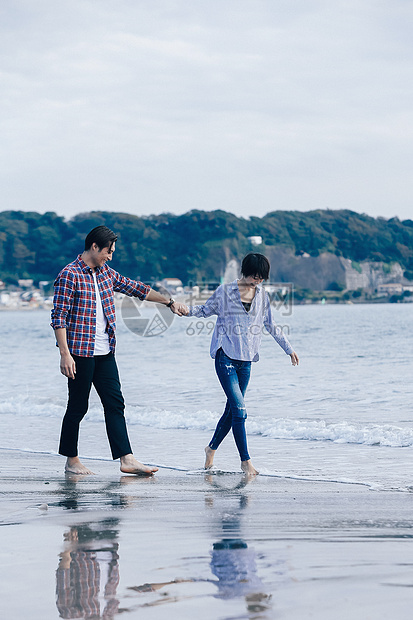 休闲女士们二十多岁海滩边的情侣