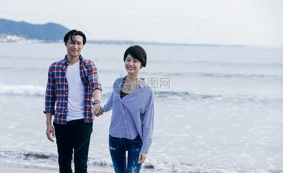 海洋女孩交谈海滩边的情侣图片