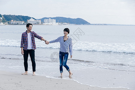 轻松亚洲人快乐海滩边的情侣图片